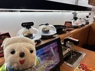 回転レーンにはお寿司がたくさん流れている