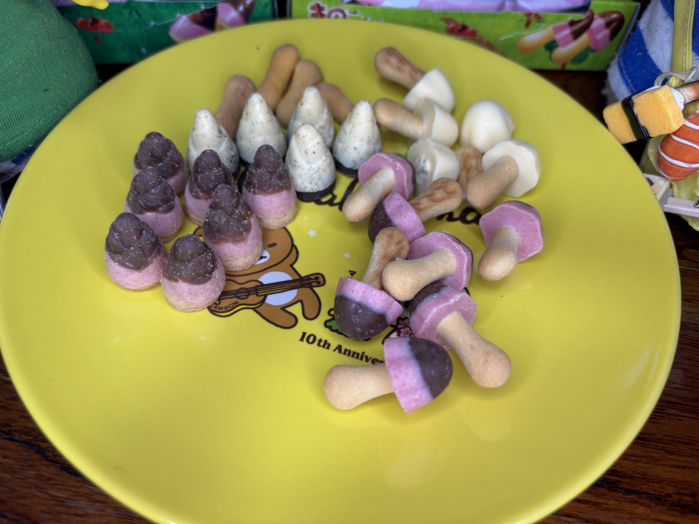 色とりどりのきのこの山とたけのこの里