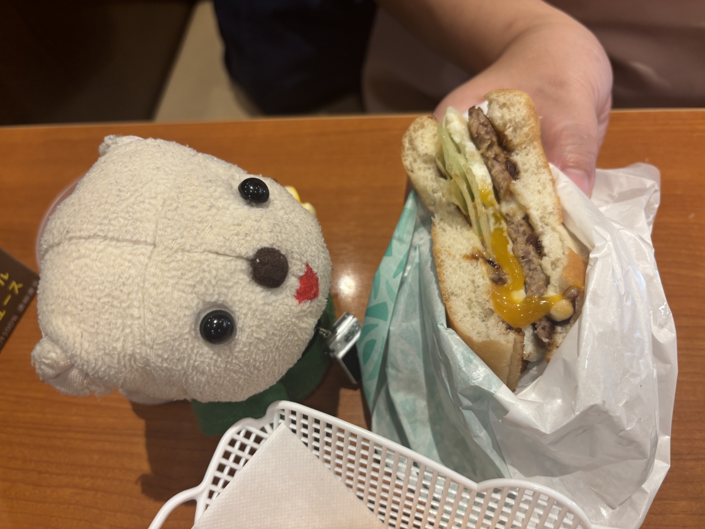 半熟月見バーガーを頂く