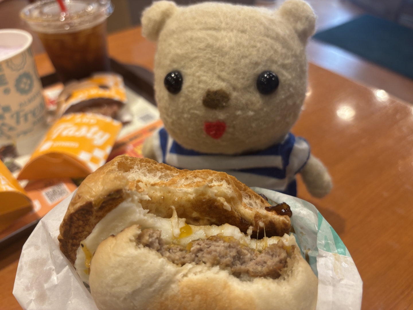 半熟月見チーズバーガーを頂く