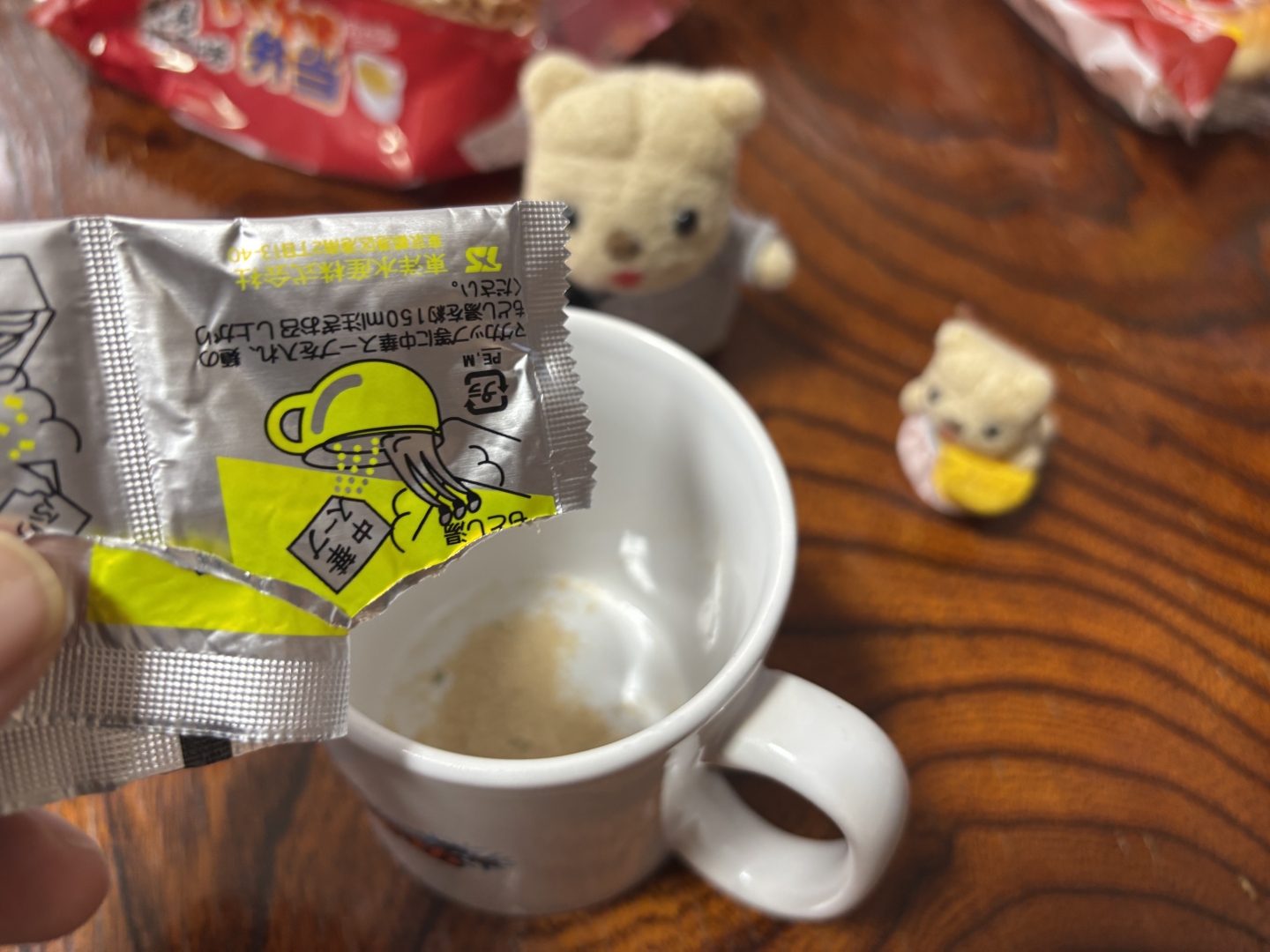 マグカップにスープの素を入れる