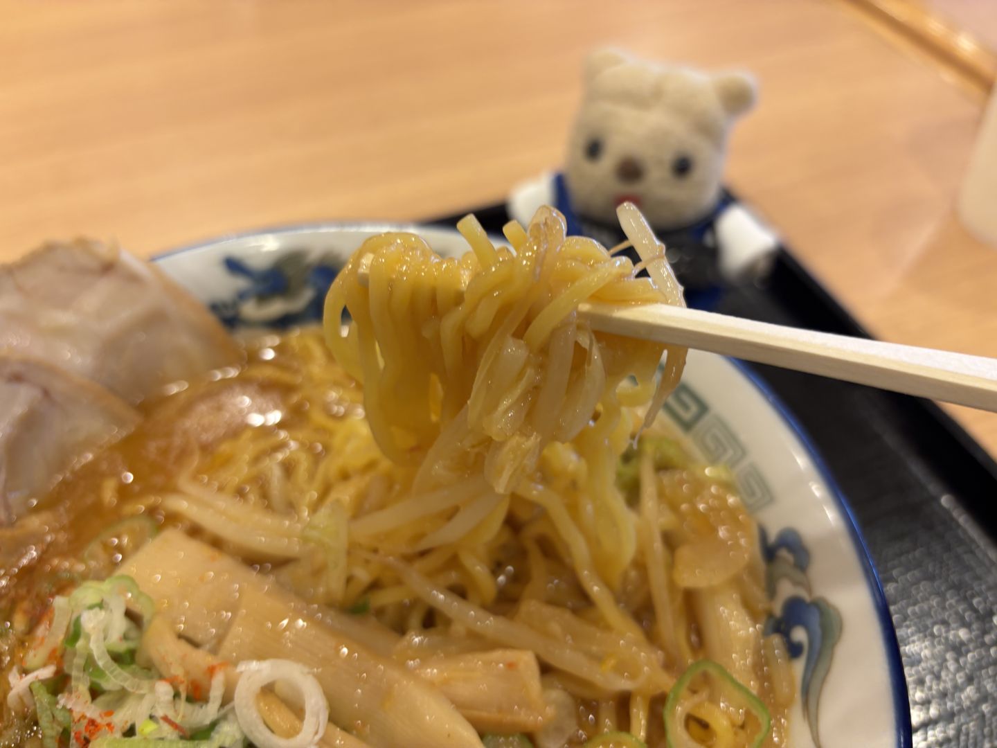 黄色い中太縮れ麺