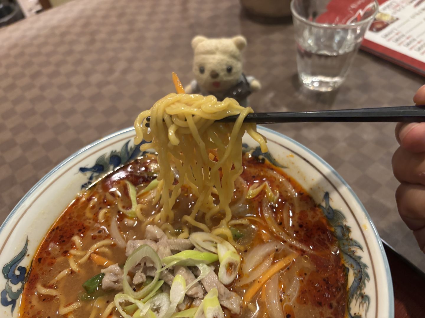スープがよくからむ中太縮れ麺