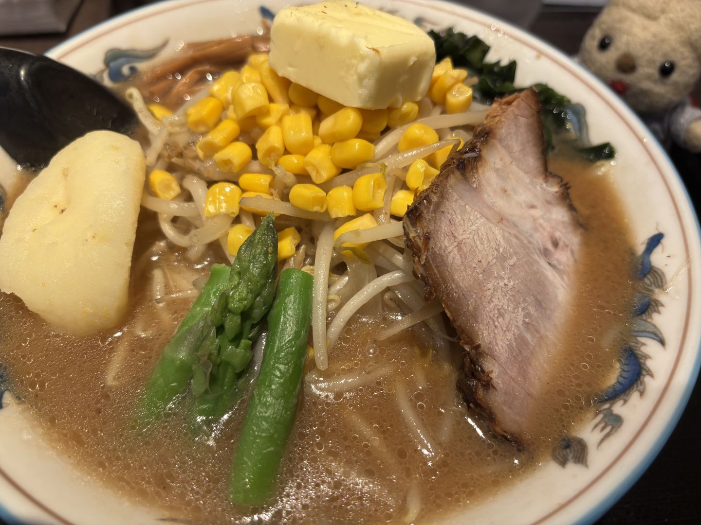 たくさんのトッピング、札幌ラーメン