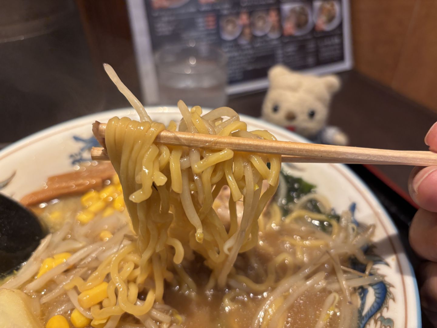 黄色い中太ちぢれ麺