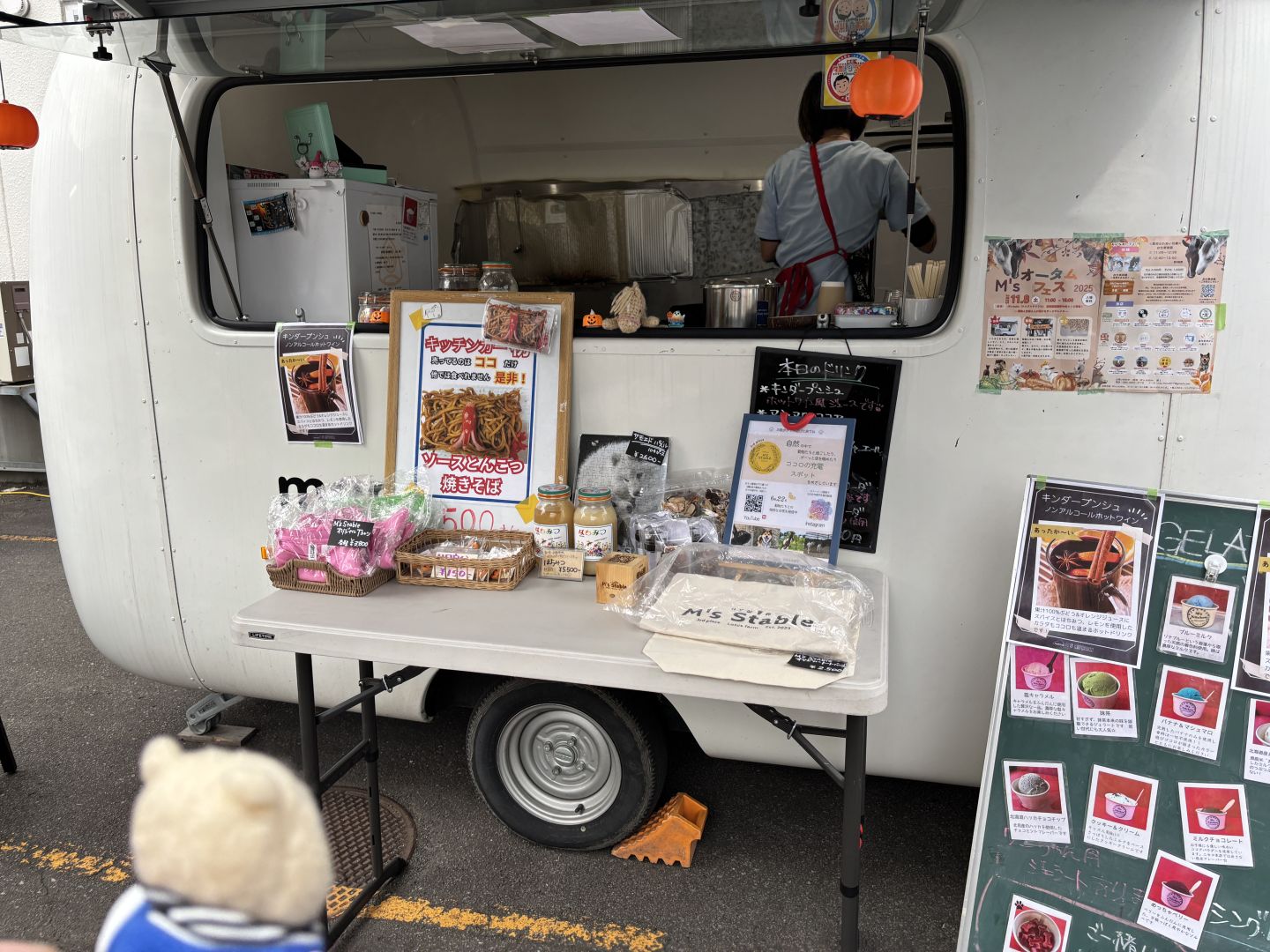 キッチンカーで焼きそば購入