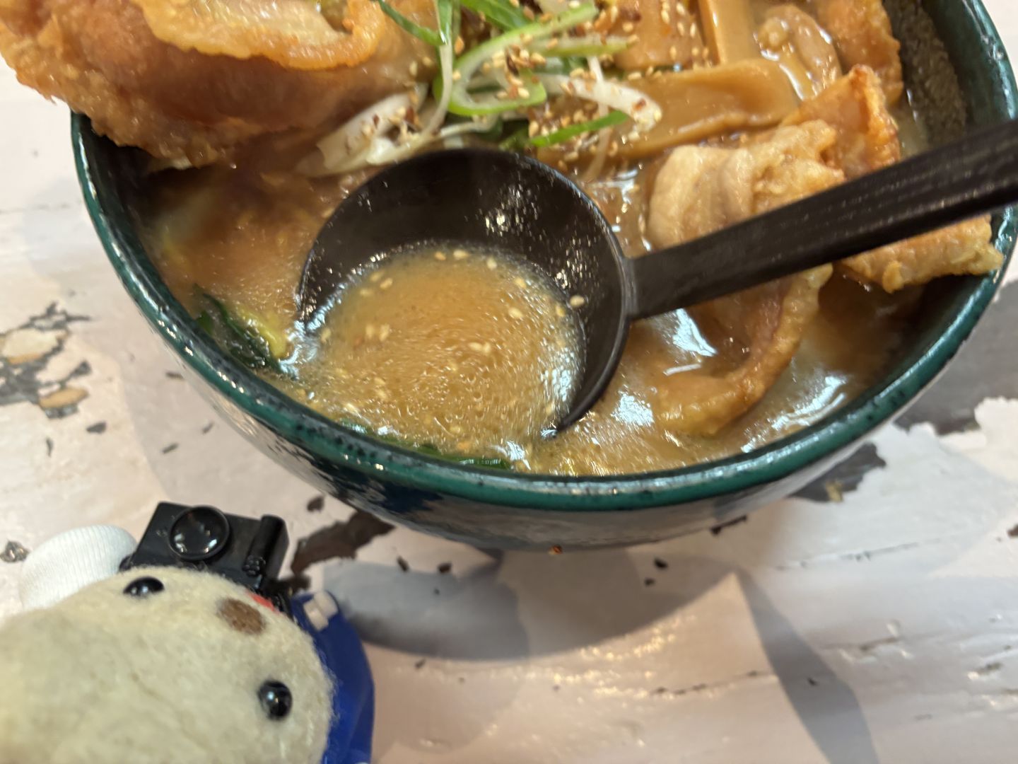 焦がし系の豚骨醤油スープ