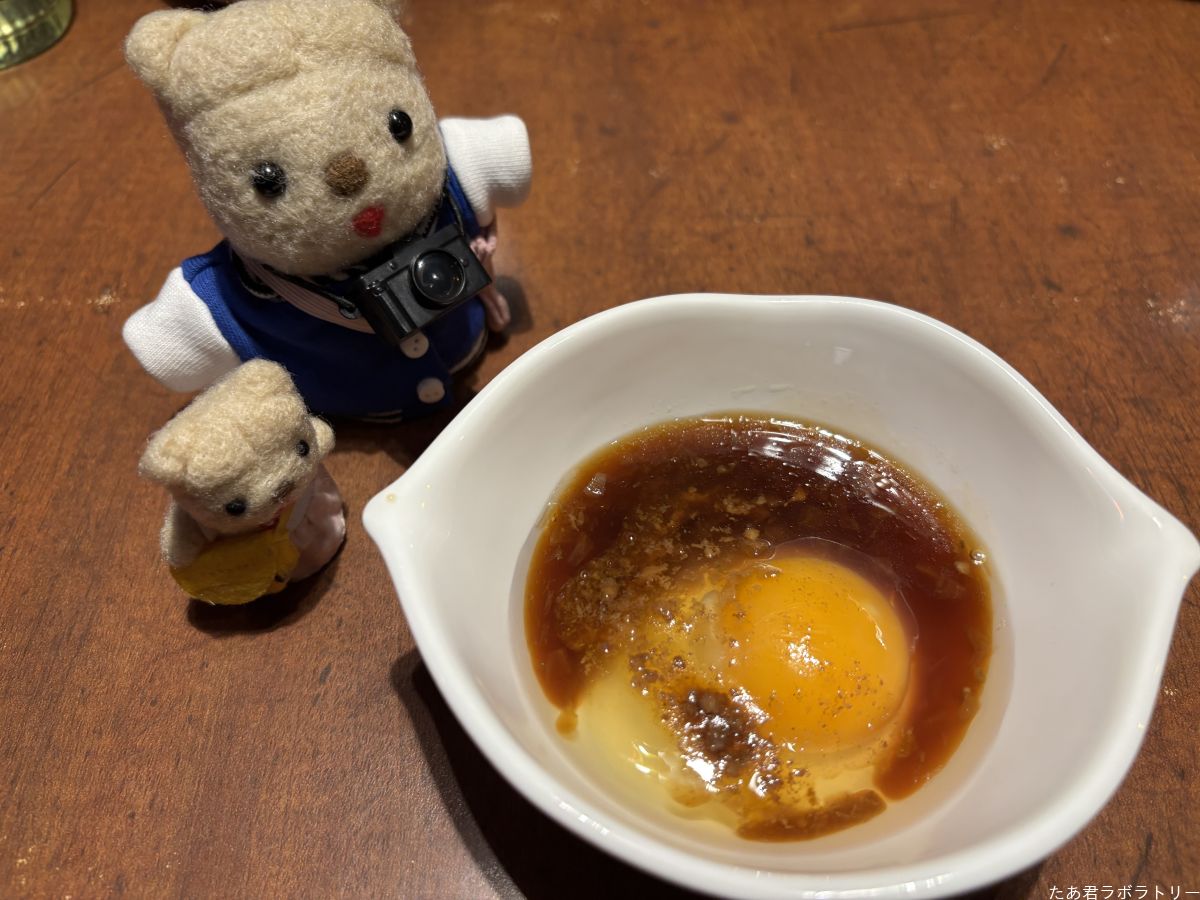 ハンバーグソースと生たまごを混ぜる