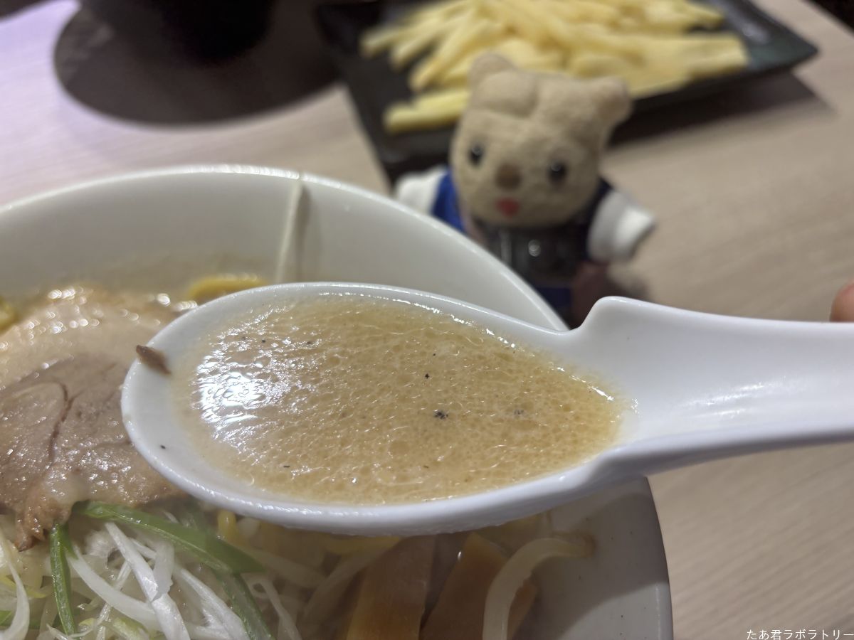 スープは、脂はやや控えめで後味すっきり