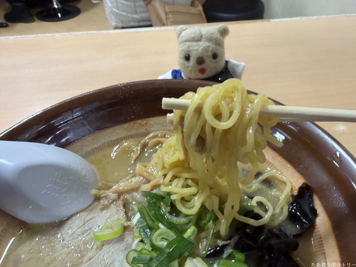 黄色い中太縮れ麺