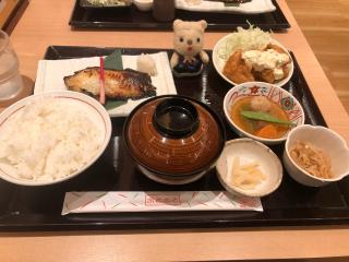 たあ坊君は銀だら西京粕漬とチキン南蛮定食を注文